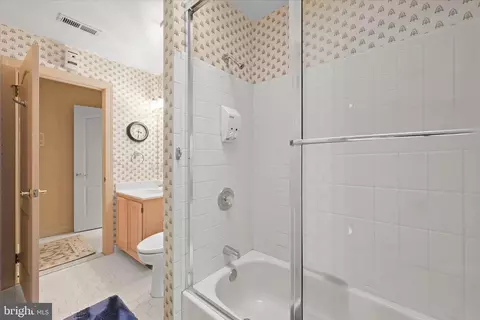 Bath - 100 Asquithoaks Ln, Arnold, MD 21012 photo 6 of 7