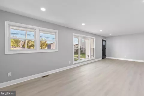 Living - 1831 Drew St, Annapolis, MD 21401 photo 3 of 4