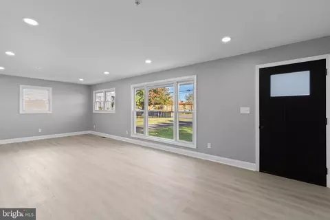 Living - 1831 Drew St, Annapolis, MD 21401 photo 1 of 4