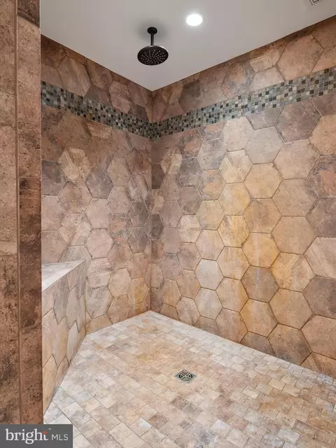 Bath - 5108 Mountain Rd, Pasadena, MD 21122 photo 4 of 8