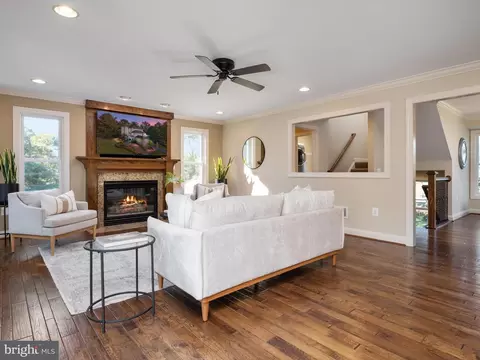 Living - 5108 Mountain Rd, Pasadena, MD 21122 photo 2 of 9