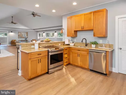 Kitchen - 5108 Mountain Rd, Pasadena, MD 21122 photo 5 of 5