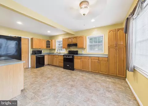 306 S Camp Meade Rd, Linthicum Heights, MD 21090