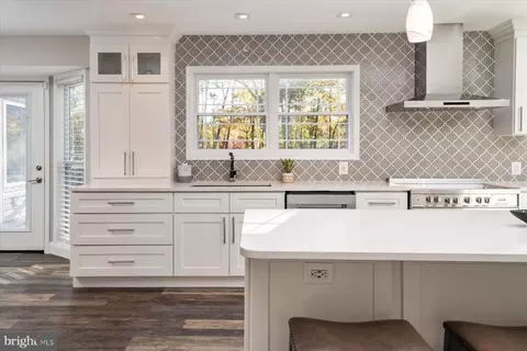 Kitchen - 7677 Bush Ave, Pasadena, MD 21122 photo 4 of 7