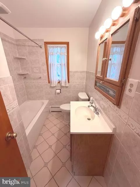 Bath - 1664 Glen Dr, Pasadena, MD 21122 photo 1 of 3