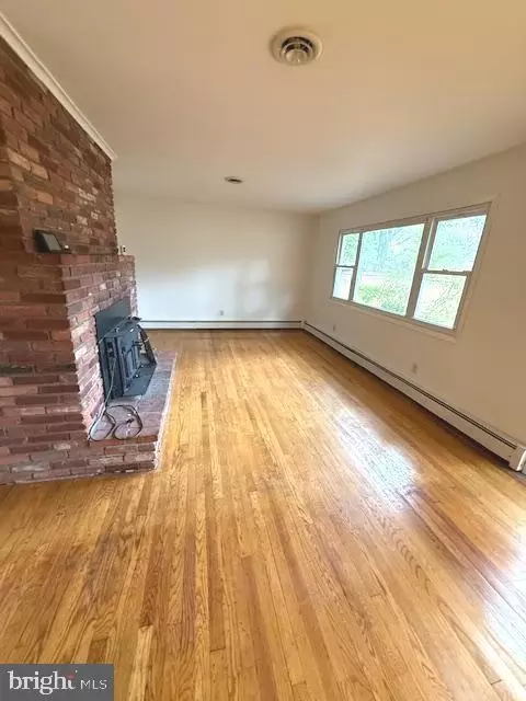 Living - 1664 Glen Dr, Pasadena, MD 21122 photo 2 of 2