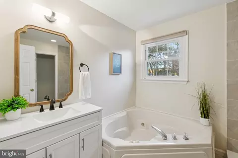Bath - 5945 Deale Beach Rd, Deale, MD 20751 photo 1 of 2