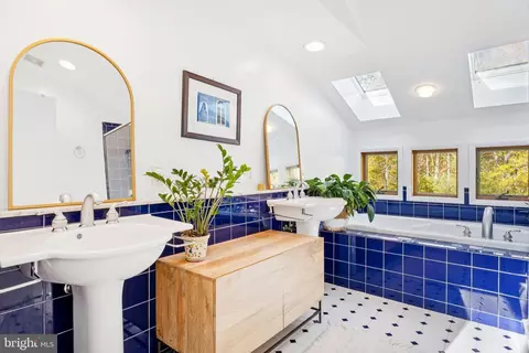 Bath - 184 Old Bight Ct, Edgewater, MD 21037 photo 3 of 4