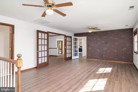 Living - 732 Masons Beach Rd, Deale, MD 20751 photo 3 of 4