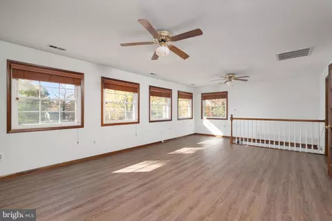 Living - 732 Masons Beach Rd, Deale, MD 20751 photo 2 of 4