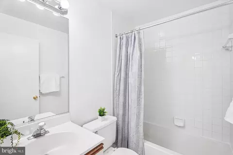 Bath - 986 Breakwater Dr, Annapolis, MD 21403 photo 1 of 2