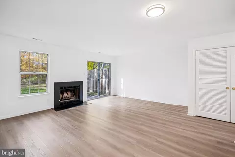 Living - 986 Breakwater Dr, Annapolis, MD 21403 photo 2 of 5