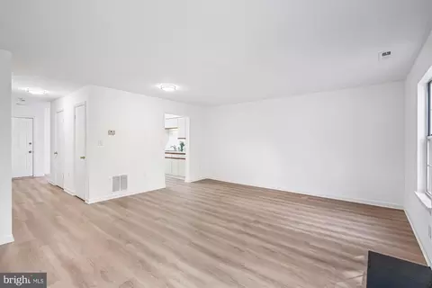 Living - 986 Breakwater Dr, Annapolis, MD 21403 photo 4 of 5