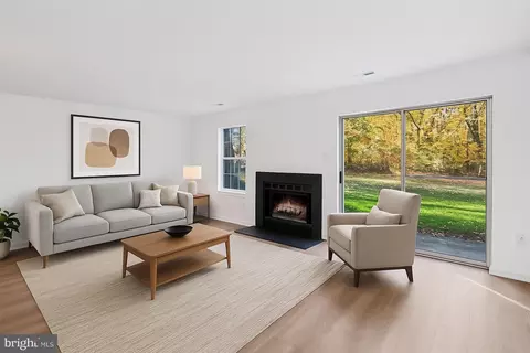 Living - 986 Breakwater Dr, Annapolis, MD 21403 photo 1 of 5