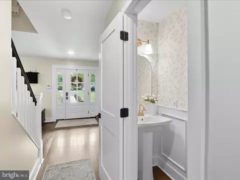 Entry Way - 706 E Shore Rd, Pasadena, MD 21122 photo 4 of 5
