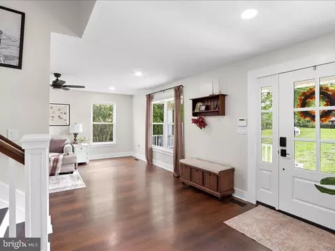 Entry Way - 706 E Shore Rd, Pasadena, MD 21122 photo 3 of 5