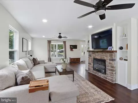 Living - 706 E Shore Rd, Pasadena, MD 21122 photo 2 of 2