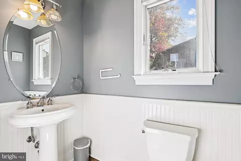 Entry Way - 161 E Bay View Dr, Annapolis, MD 21403 photo 6 of 10