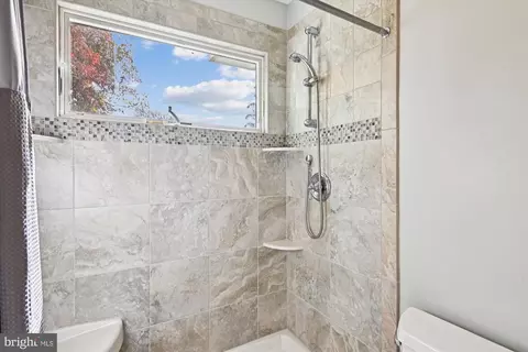 Bath - 161 E Bay View Dr, Annapolis, MD 21403 photo 4 of 6