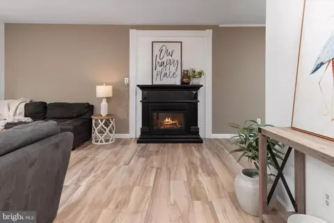 Living - 7963 Oak Rd, Pasadena, MD 21122 photo 2 of 7
