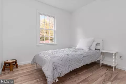 Bedroom - 7963 Oak Rd, Pasadena, MD 21122 photo 3 of 7