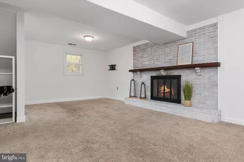 Living - 7963 Oak Rd, Pasadena, MD 21122 photo 5 of 7