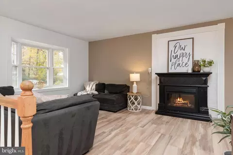 Living - 7963 Oak Rd, Pasadena, MD 21122 photo 7 of 7