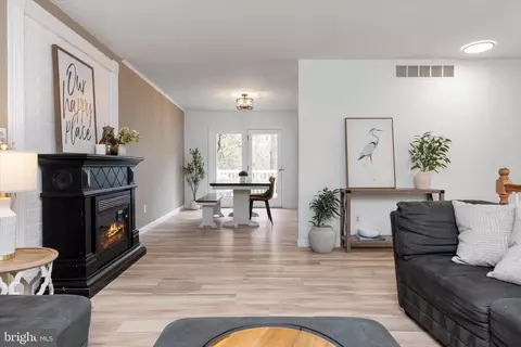 Living - 7963 Oak Rd, Pasadena, MD 21122 photo 3 of 7