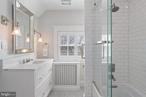 Bath - 39 Southgate Ave, Annapolis, MD 21401 photo 4 of 5