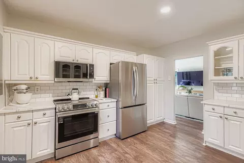 Kitchen - 2023 Bay Rd, Pasadena, MD 21122 photo 2 of 2