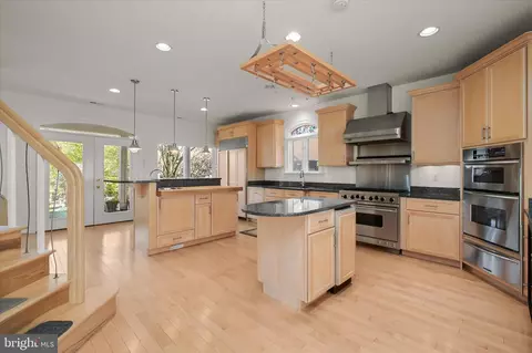 Kitchen - 2113 Lake Dr, Pasadena, MD 21122 photo 3 of 4