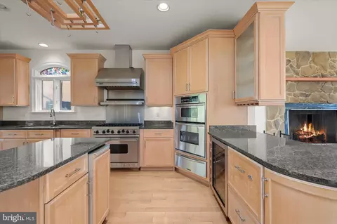 Kitchen - 2113 Lake Dr, Pasadena, MD 21122 photo 2 of 4