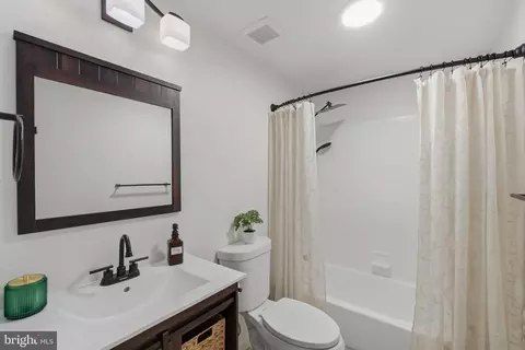 Bath - 1272 Seminole Dr, Arnold, MD 21012 photo 2 of 3