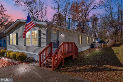 215 Jaguar Dr, Lothian, MD 20711
