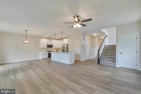 Entry Way - 314 Caldwell Rd, Pasadena, MD 21122 photo 4 of 16