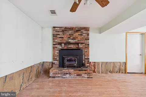 Living - 7518 Harmans Rd, Harmans, MD 21077 photo 2 of 5