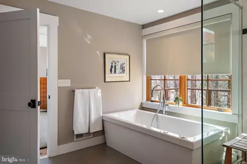 Bath - 397 Forelands Rd, Annapolis, MD 21401 photo 5 of 8