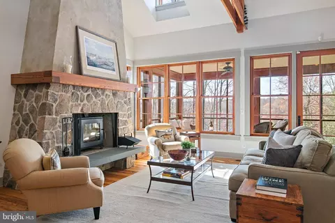 Living - 397 Forelands Rd, Annapolis, MD 21401 photo 2 of 3