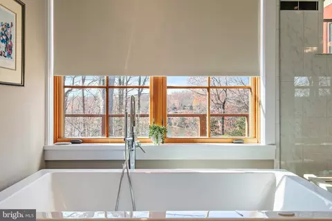 Bath - 397 Forelands Rd, Annapolis, MD 21401 photo 6 of 8