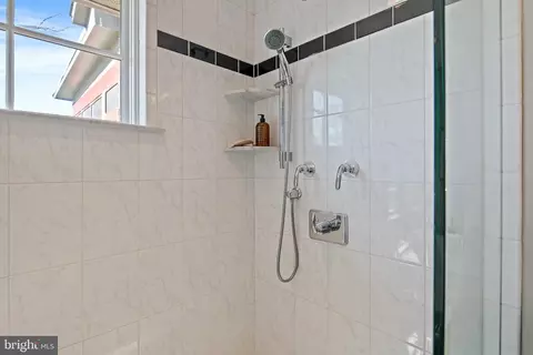 Bath - 397 Forelands Rd, Annapolis, MD 21401 photo 4 of 8