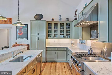 Kitchen - 397 Forelands Rd, Annapolis, MD 21401 photo 4 of 9