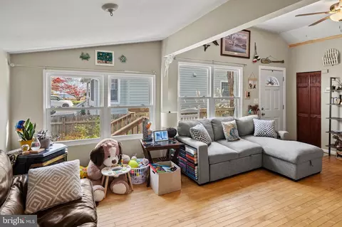 Entry Way - 1213 Oak Ave, Shady Side, MD 20764 photo 2 of 4