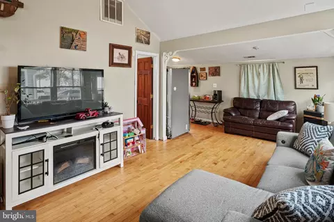 Entry Way - 1213 Oak Ave, Shady Side, MD 20764 photo 1 of 4