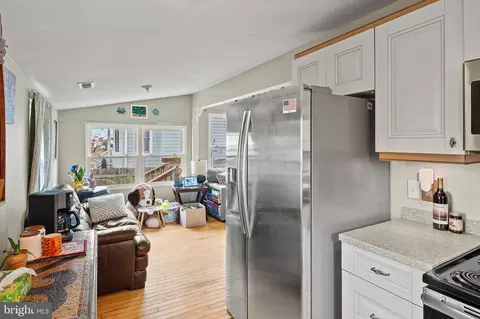 Entry Way - 1213 Oak Ave, Shady Side, MD 20764 photo 4 of 4