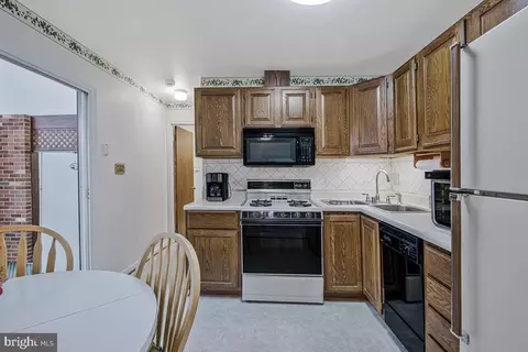 Kitchen - 1237 Queen Anne Ave, Odenton, MD 21113 photo 3 of 4