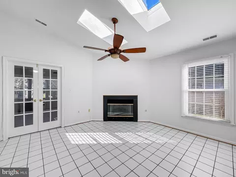 Living - 950 Bermuda Ln, Annapolis, MD 21401 photo 4 of 5