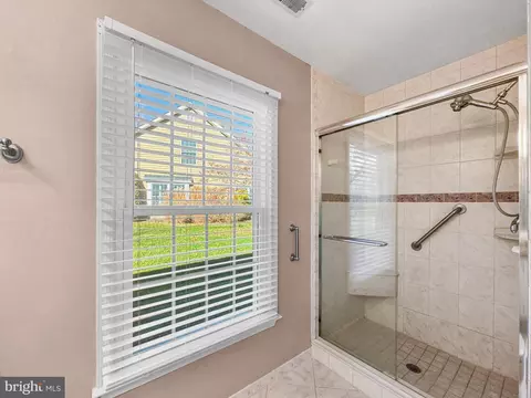 Bath - 950 Bermuda Ln, Annapolis, MD 21401 photo 4 of 5