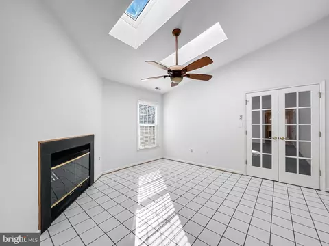 Living - 950 Bermuda Ln, Annapolis, MD 21401 photo 5 of 5