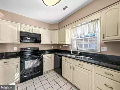 Kitchen - 950 Bermuda Ln, Annapolis, MD 21401 photo 2 of 4