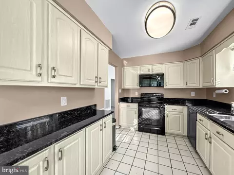 Kitchen - 950 Bermuda Ln, Annapolis, MD 21401 photo 4 of 4